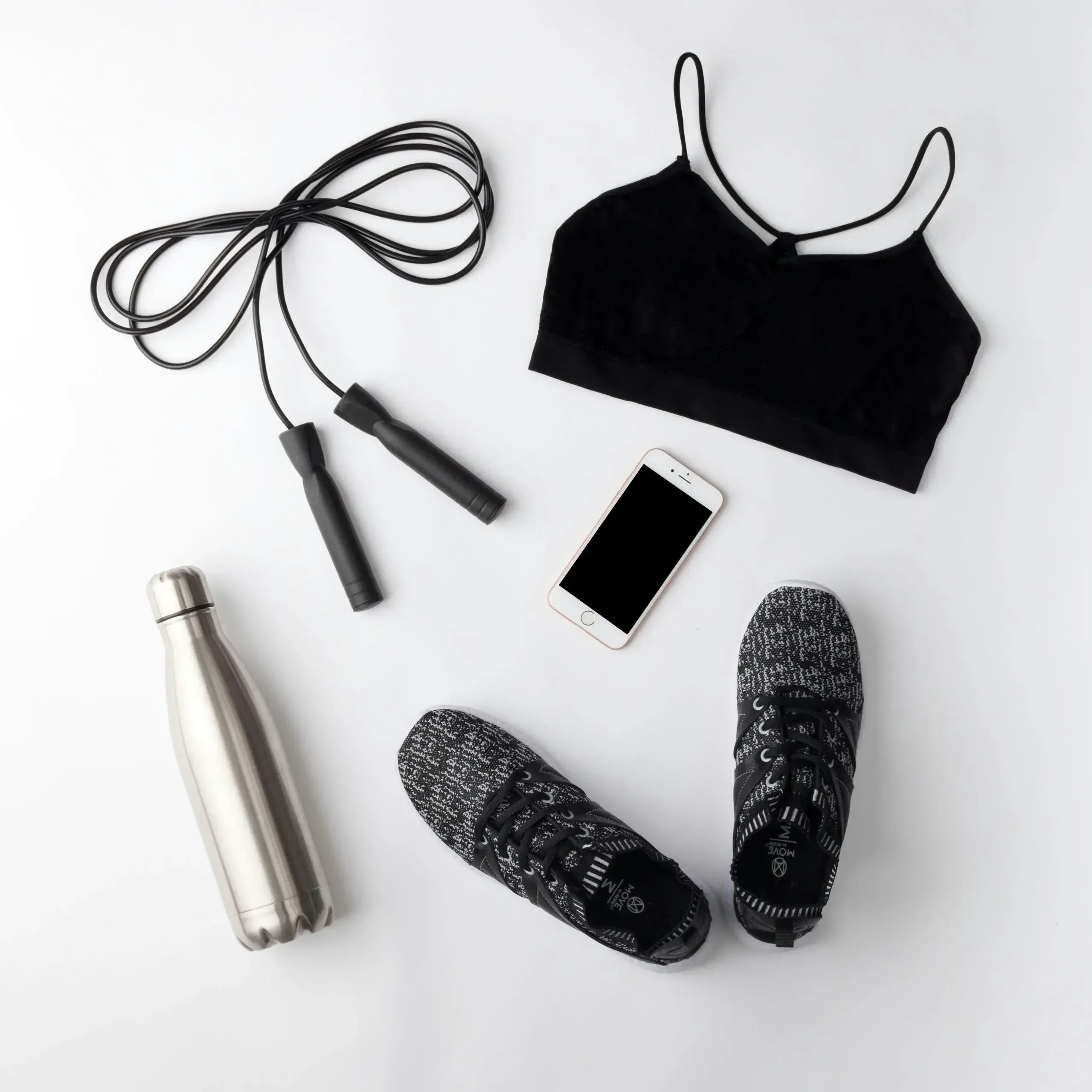 Flat lay de material deportivo sobre fondo blanco