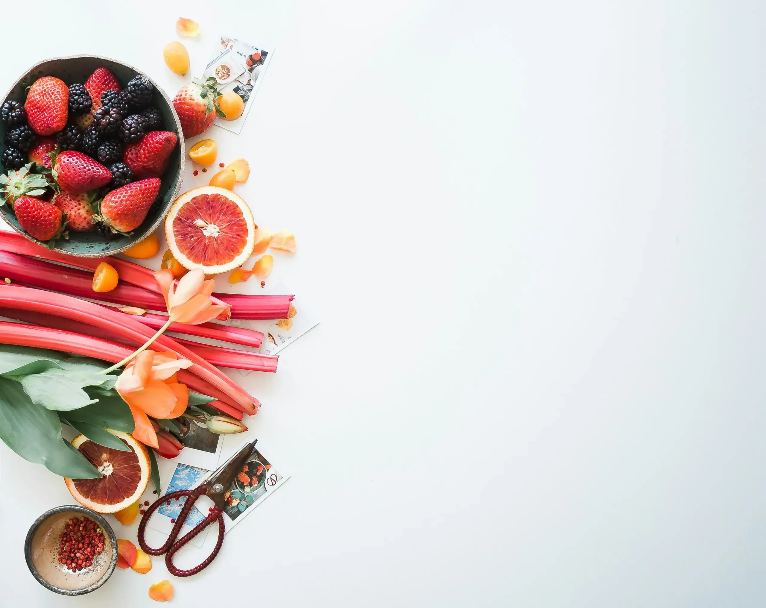 Flat lay con libreta y accesorios de nutrición